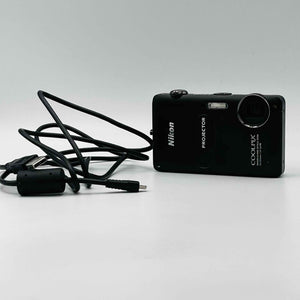 NIKON COOLPIX NIKKOR 5X WIDE OPTICAL ZOOM 50-25.0mm 1;3.9-5.8 VR With battery