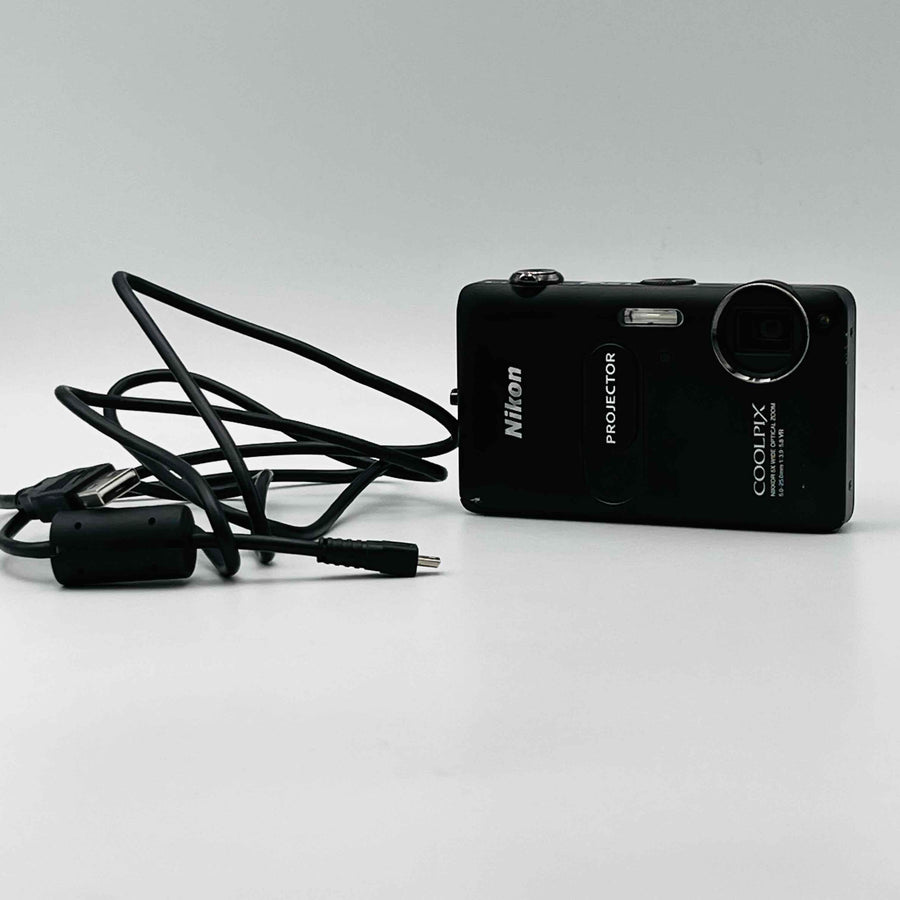 NIKON COOLPIX NIKKOR 5X WIDE OPTICAL ZOOM 50-25.0mm 1;3.9-5.8 VR With battery
