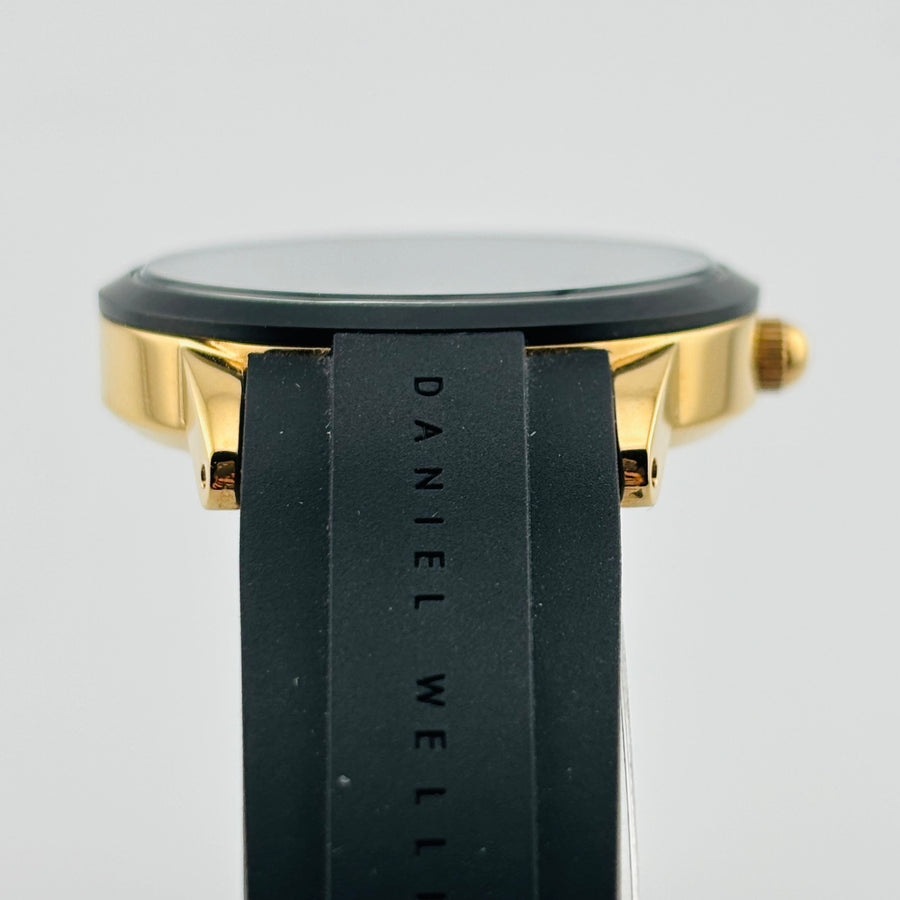 DANIEL WELLINGTON Iconic Motion DW00100425 Quartz Water resistant to 10 ATM 31.9mm
