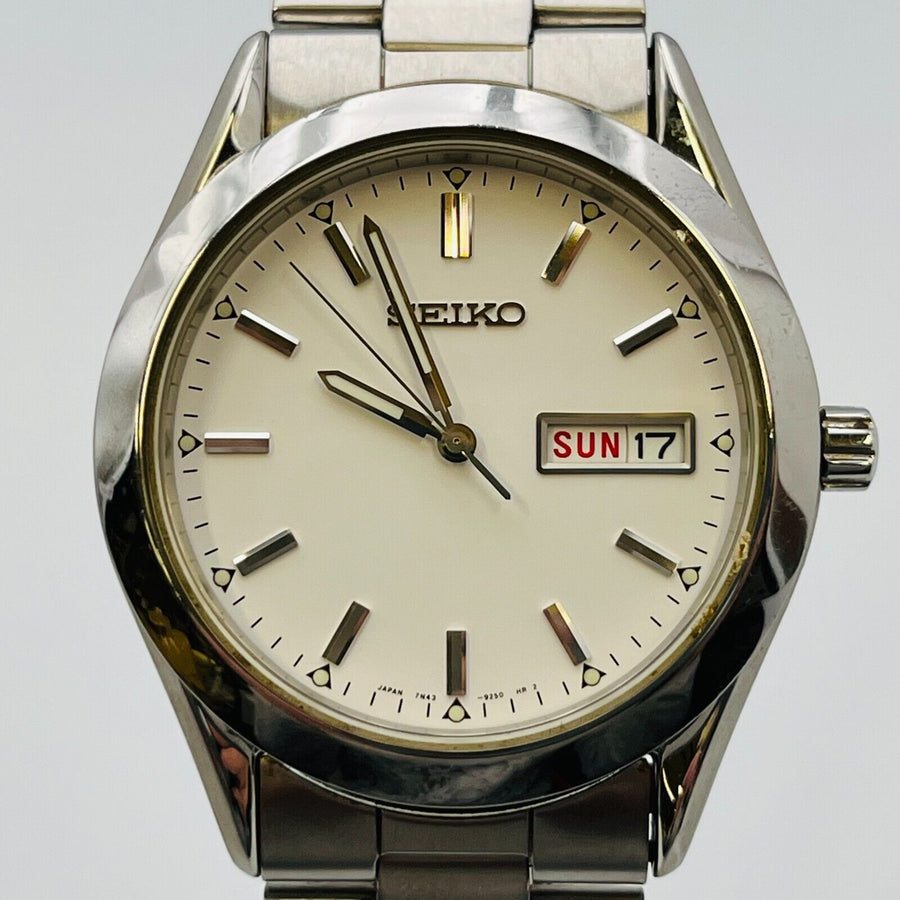 Seiko 7N43-9080 quartz Day Date stainless steel water resistant analog 35.9mm